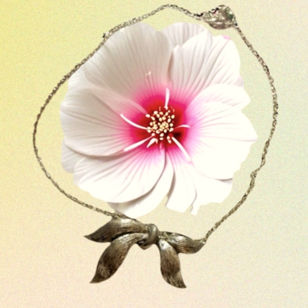 pretty! Vintage silver bow pendant necklace